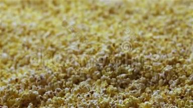 美味的爆米花背景。 一张未经腌制的玉米爆米花的宏观照片